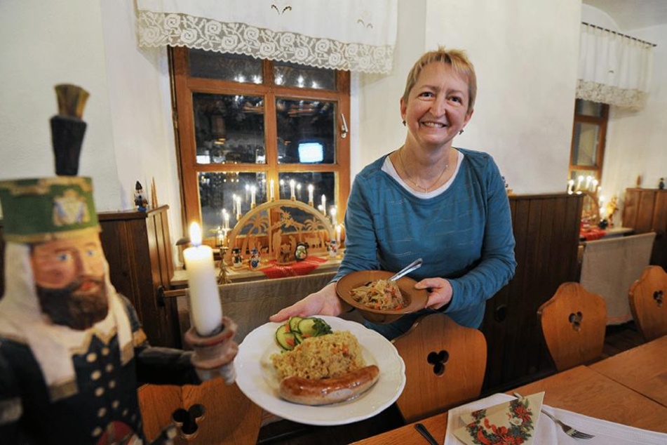 Cornelia Kökert (55) zeigt ein klassisches Gericht für die Lichtmess-Zeit: Bratwurst mit Sauerkraut, Hirsebrei und Wurzelgemüse.