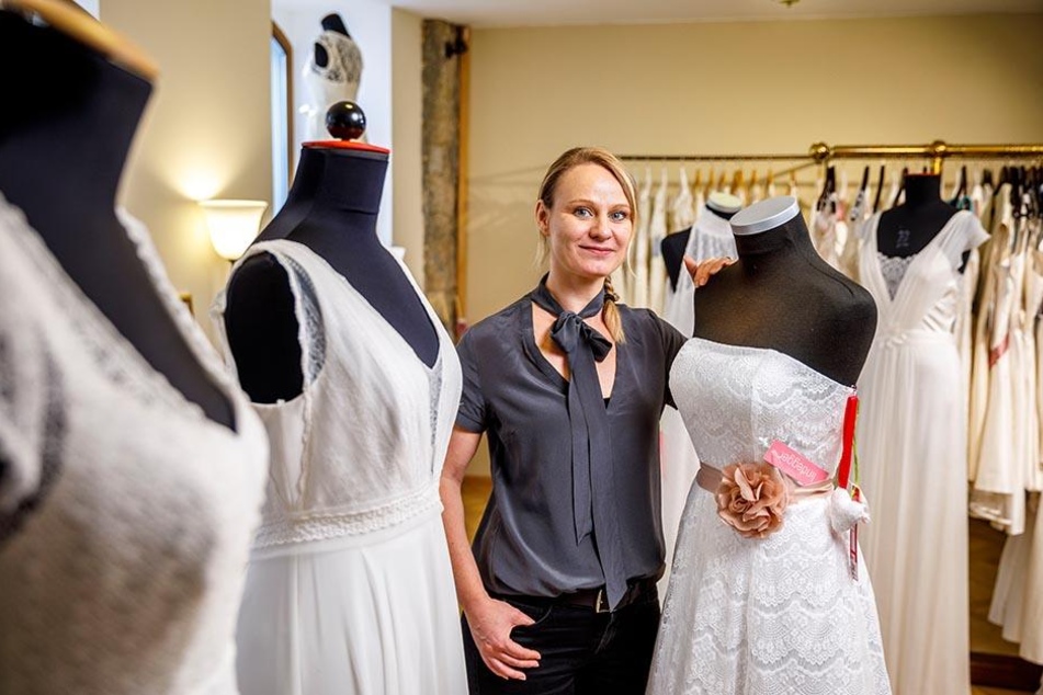 Silvia
Klos (39)
mag’s
bei Hochzeitskleidern
lieber
klassisch
als verspielt.
Das
kommt
bei den
Bräuten
zunehmend
gut an.