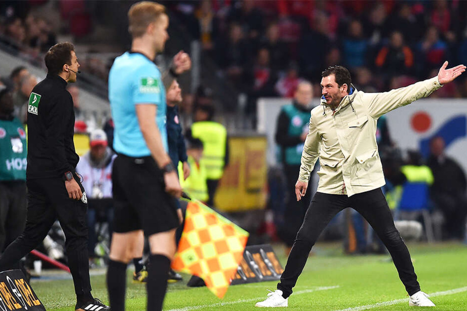 Der Mainzer Trainer Sandro Schwarz (r.) regte sich über viele Entscheidungen des Schiedsrichter-Gespanns auf.