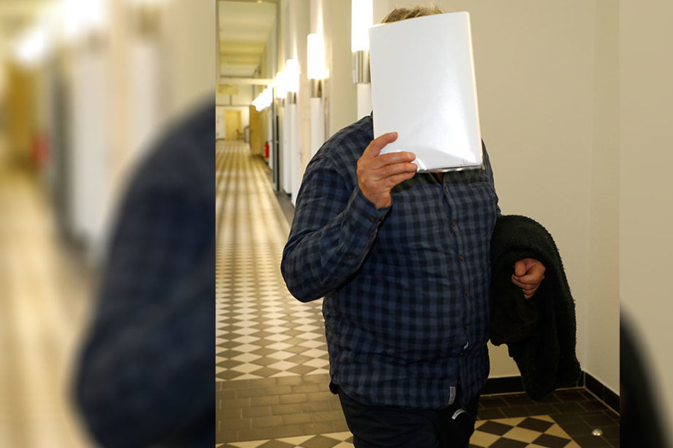 Istvan T. (59) vor dem Gerichtssaal. Seine Verteidigerin Katja Reichel (49) hat einen Deal ausgehandelt.