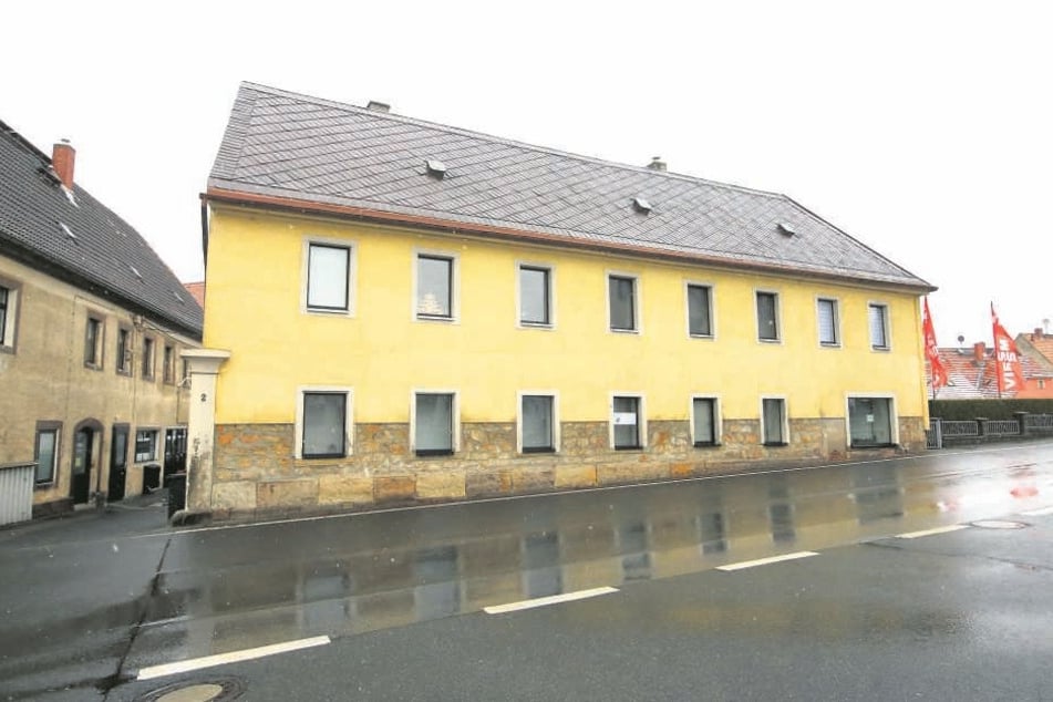 In diesem Wohnhaus der Opfer wurden Scheiben eingeschossen.