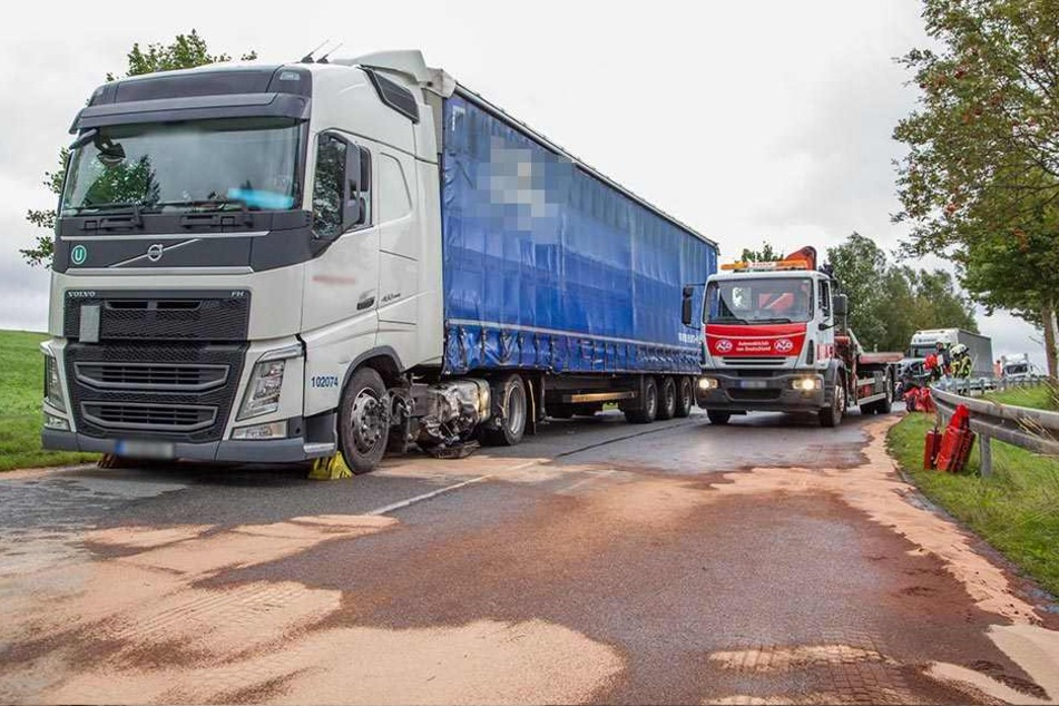 Bei dem Unfall riss der Tank des Lkw auf und 200 Liter Diesel liefen auf die B101.