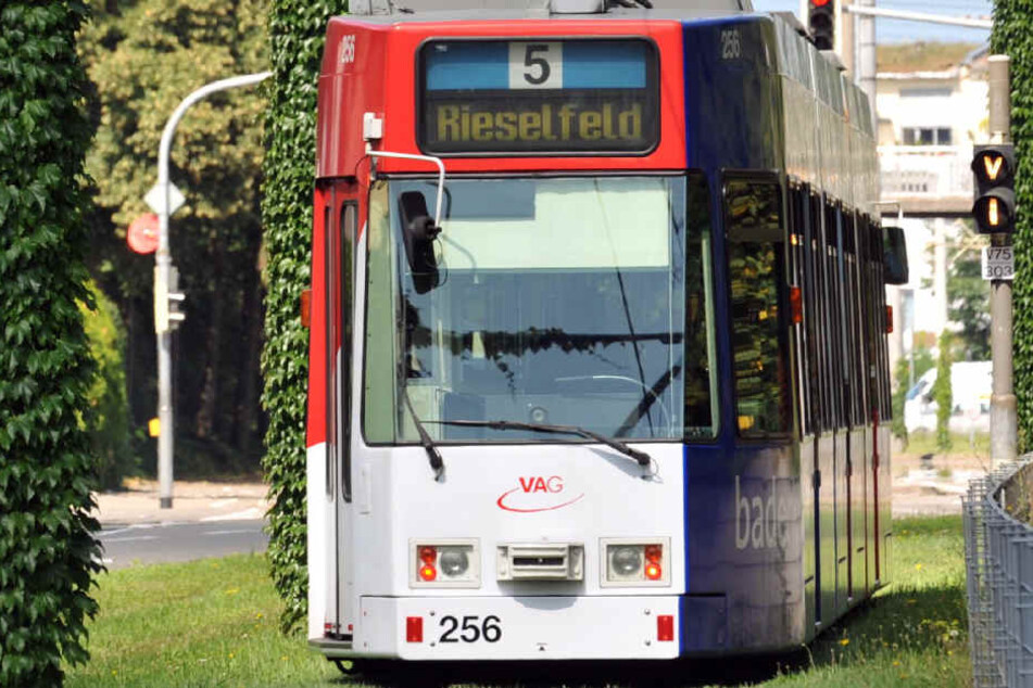 In einer solchen Straßenbahn der Linie 5 der VAG wurde der 19-Jährige mit einem Kopfstoß angegriffen.