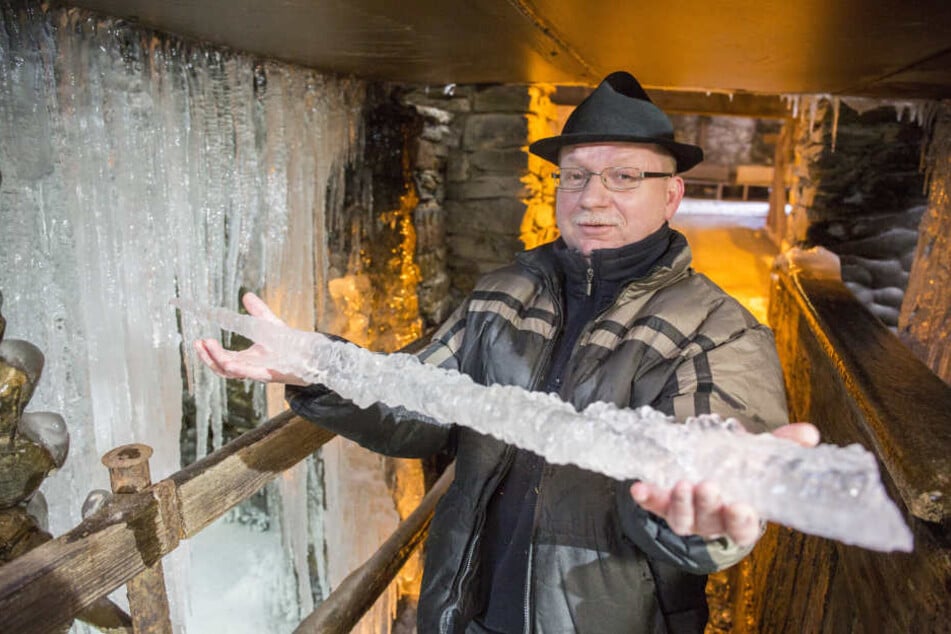 Jörg Scharnack (52), Museumsführer im Frohnauer Hammer, präsentiert riesige Eiszapfen.