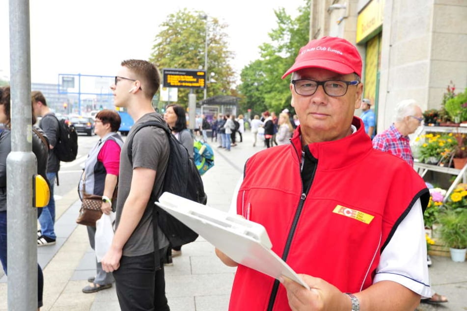 Roland Elias (66) vom ACE begutachtet den Fußgängerübergang am Tietz, wo im September Handynutzer gezählt werden.