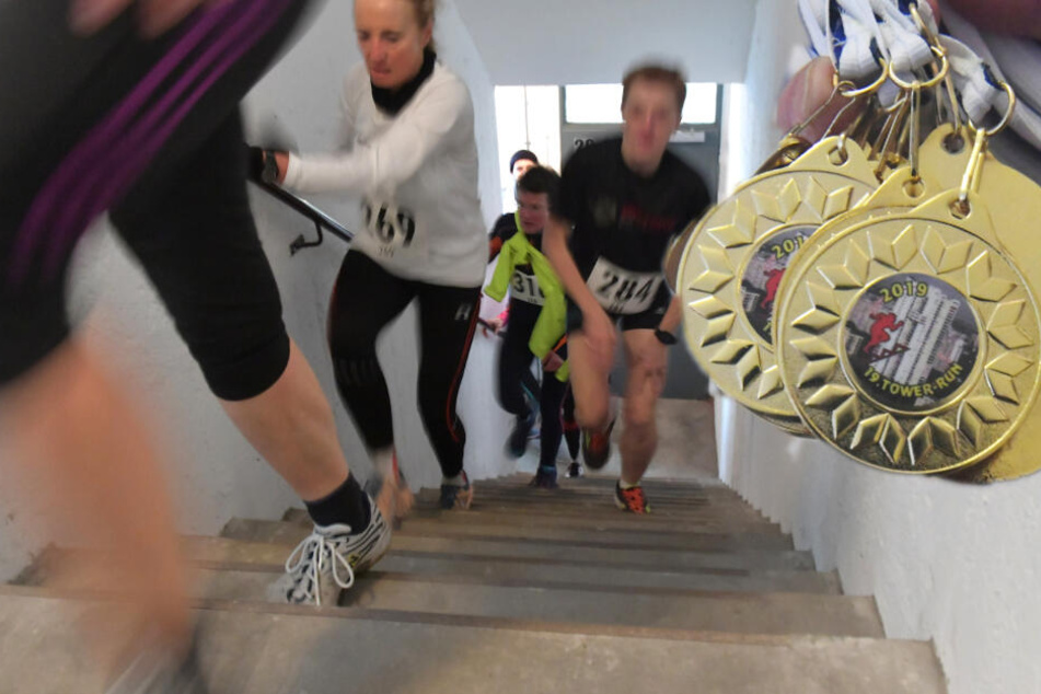 Zahlreiche Sportler waren dem Aufruf zur 19. Auflage der sportlichen Veranstaltung gefolgt, um in unterschiedlichen Altersklassen die 465 Stufen bis zur 29. Etage hochzulaufen. (Bildcollage)