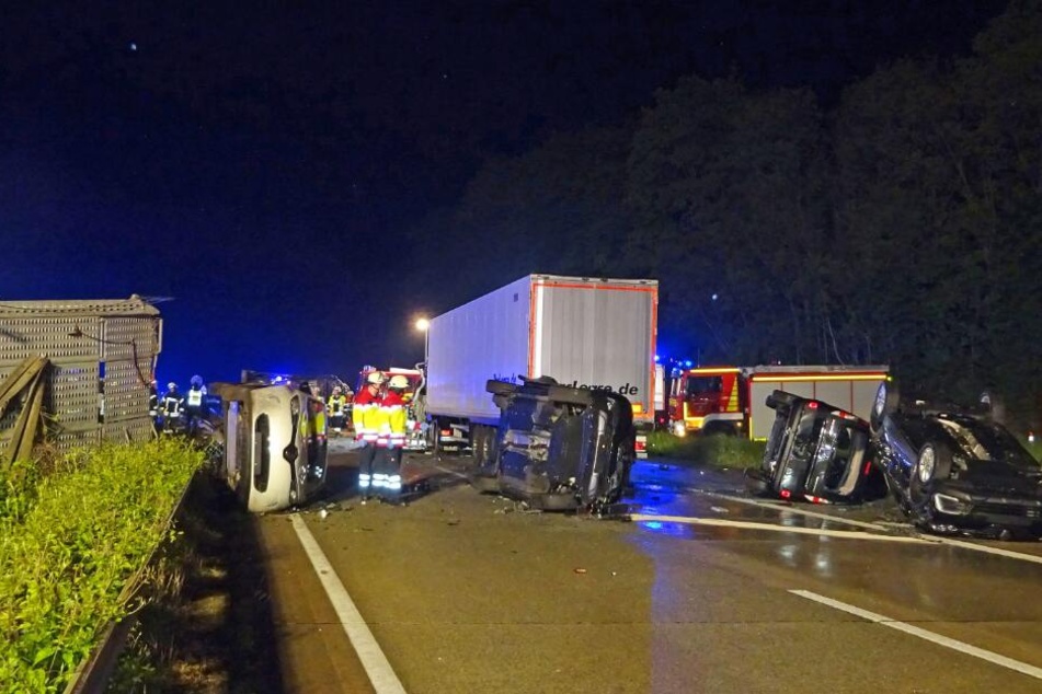 Die Autobahn glich einem Schlachtfeld, nachdem der Transporter die Ladung verloren hatte.