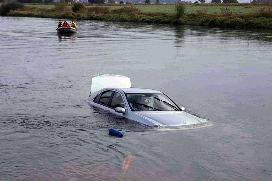Das Auto des 19-Jährigen musste mit Drahtseilen aus der Weser gezogen werden.
