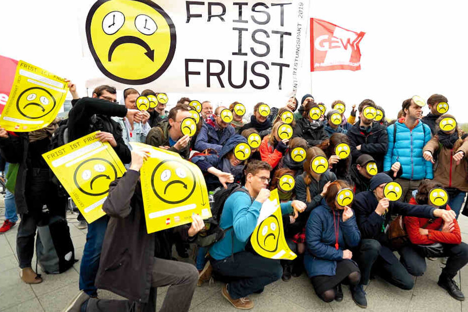 Wissenschaftliche Mitarbeiter demonstrieren vor dem Bundesministerium für Bildung und Forschung in Berlin gegen immer neue befristete Verträge und schlechte Bezahlung.