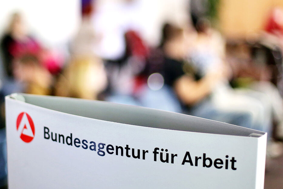 Wartende bei der Agentur für Arbeit. Fehlt es den Menschen dort