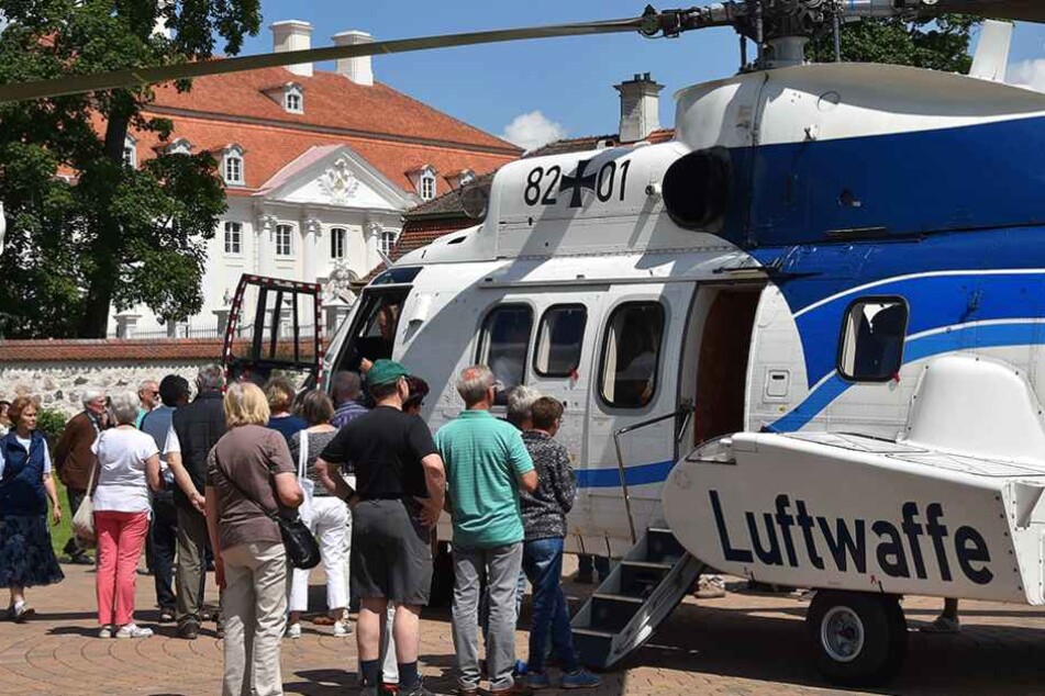 Die Besucher können auch einen Hubschrauber vom Typ Cougar AS 532 auf dem Landeplatz vor Schloss Meseberg besichtigen.