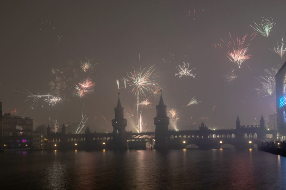 Raketen steigen hinter der Oberbaumbrücke in den Himmel.