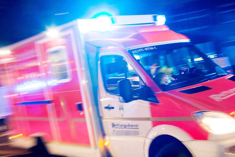 Zwei Fahrgäste kamen mit schweren Verletzungen ins Krankenhaus (Symbolbild).