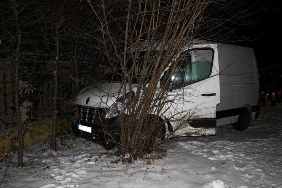 Der Mann verlor die Kontrolle und krachte in eine Grundstückseinfahrt.