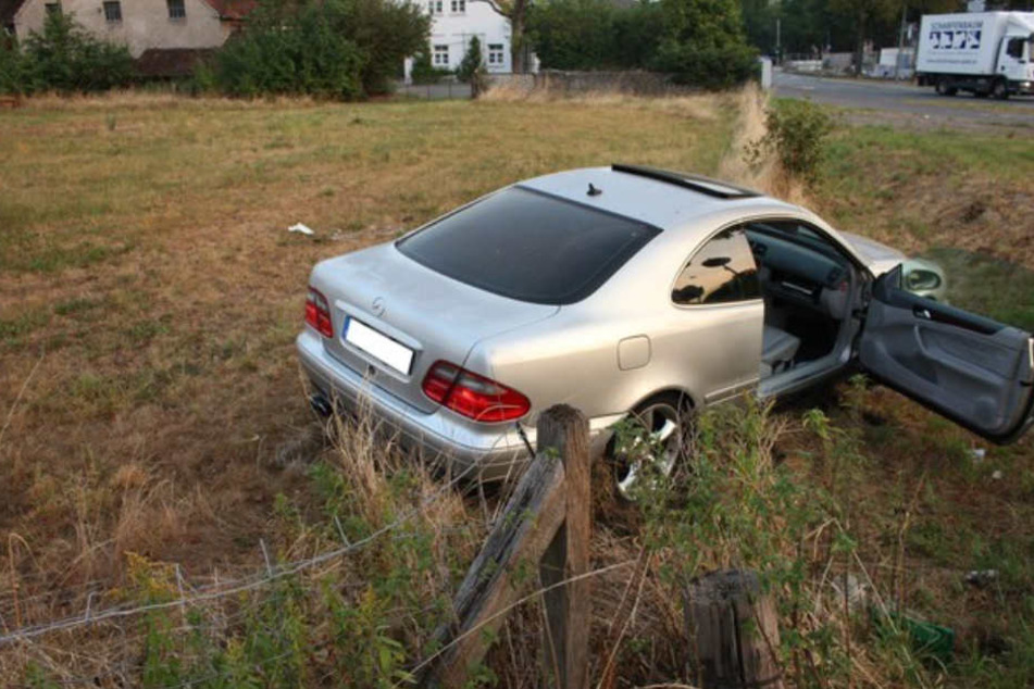 Auch der Mercedes schleuderte nach dem Crash auf die angrenzende Wiese.