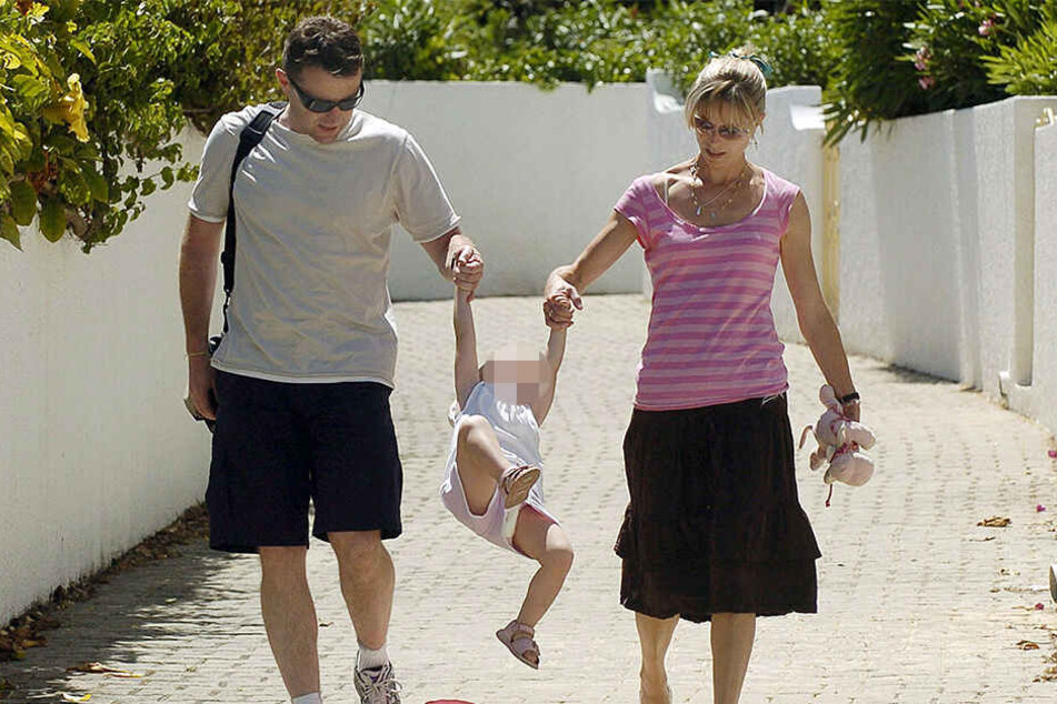 Gerry und Kate McCann mit Maddies kleiner Schwester (Archivbild).