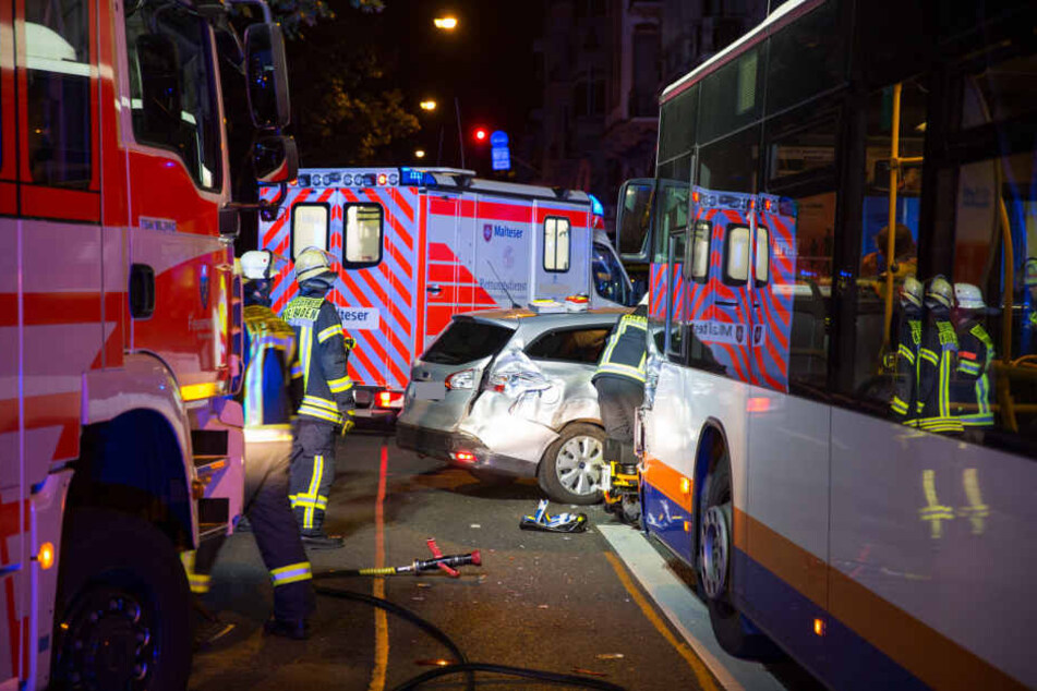 Sowohl Bus als auch Auto waren nach dem Unfall erheblich beschädigt.