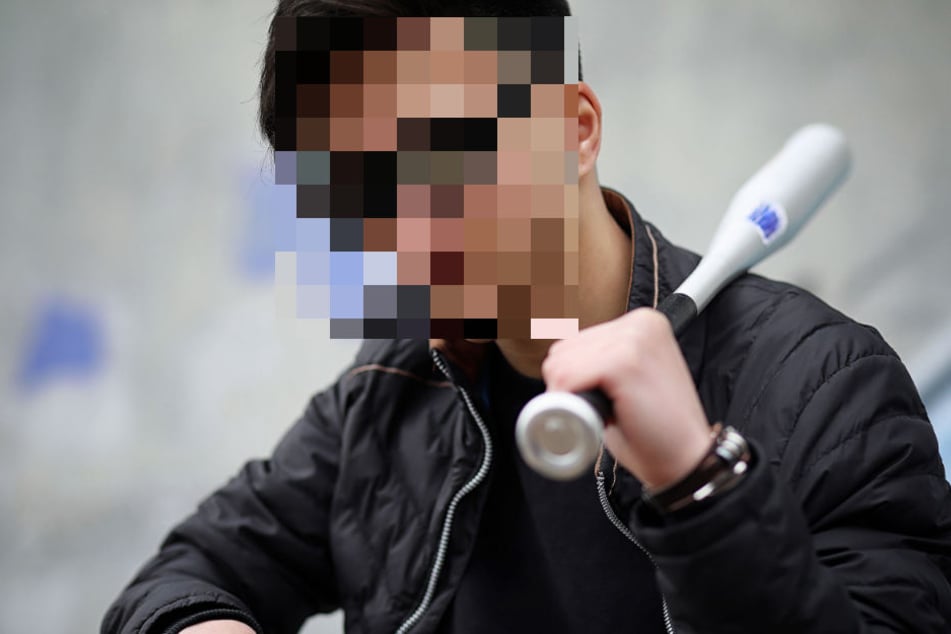 Der Lkw-Fahrer reagierte auf die Hilfe des Kollegen mit einem Mittelfinger und holte sogar einen Baseballschläger. (Symbolbild)