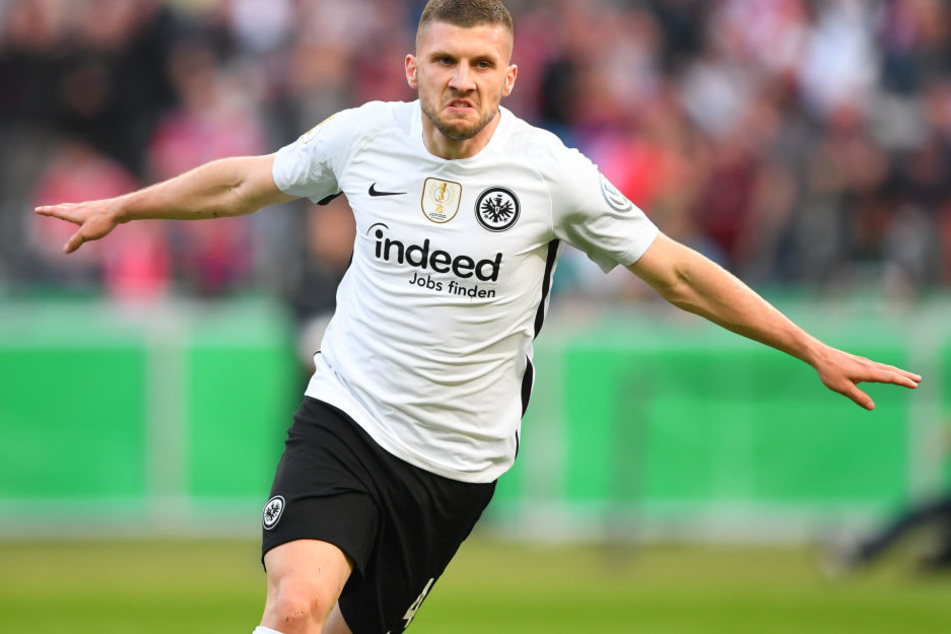 Ante Rebić ist der Mann des Spiels! Gleich zwei Mal traf er gegen die Bayern.