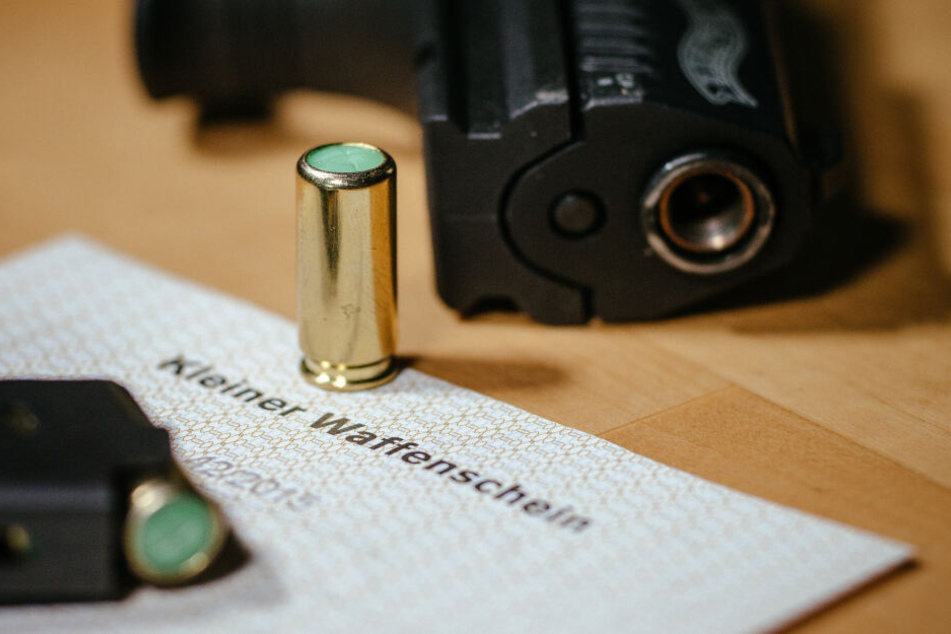 Schreckschuss-, Reizstoff- und Signalwaffen: Wer die tragen will, braucht in Deutschland den Kleinen Waffenschein.