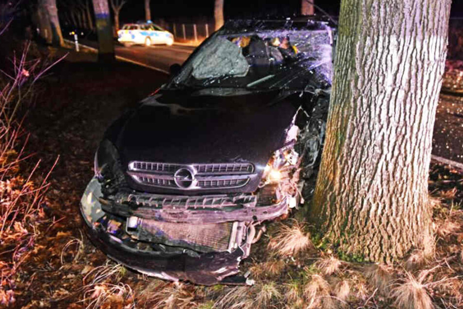 Der Opel wurde bei dem Aufprall stark beschädigt.