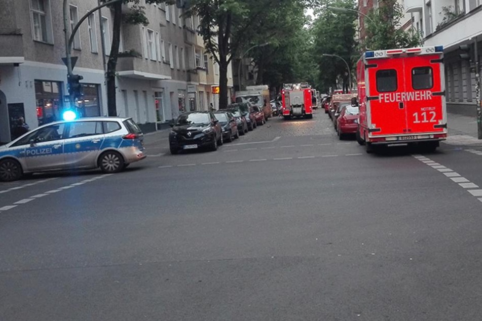 Einsatzfahrzeuge von Polizei und Feuerwehr stehen am Mittwoch Früh auf der Weserstraße.