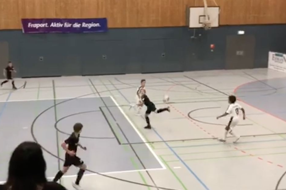 Eine Ballannahme, die wohl vielen Profi-Kickern schwer fallen würde, lässt Lennart wie ein Kinderspiel aussehen.