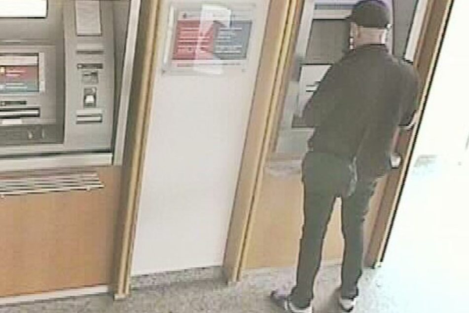 Der Verdächtige hob dreimal Geld von dem Konto ab.