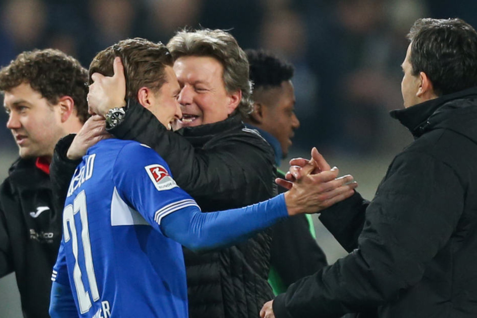 Konstantin Kerschbaumer (li.) holt sich die Glückwünsche von Jeff Saibene und Samir Arabi ab.