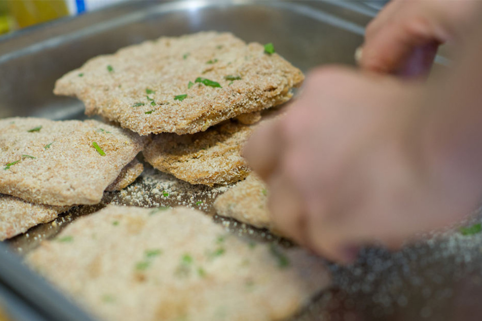 Panierte Soja-Schnitzel könnten schon bald in den Bezirkskantinen serviert werden.