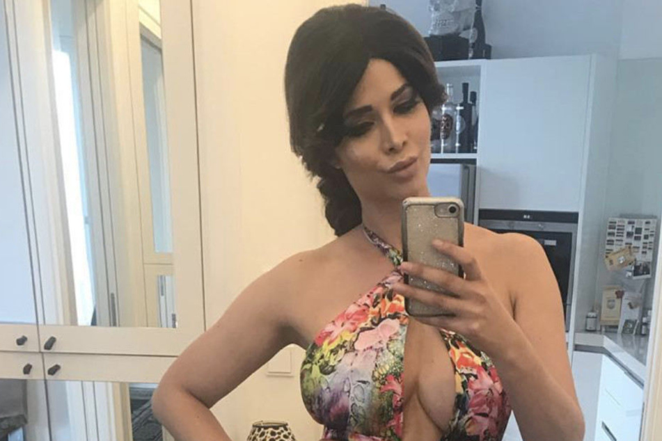Für ihre Fans machte Micaela ein Foto von dem gewagten Kleid.