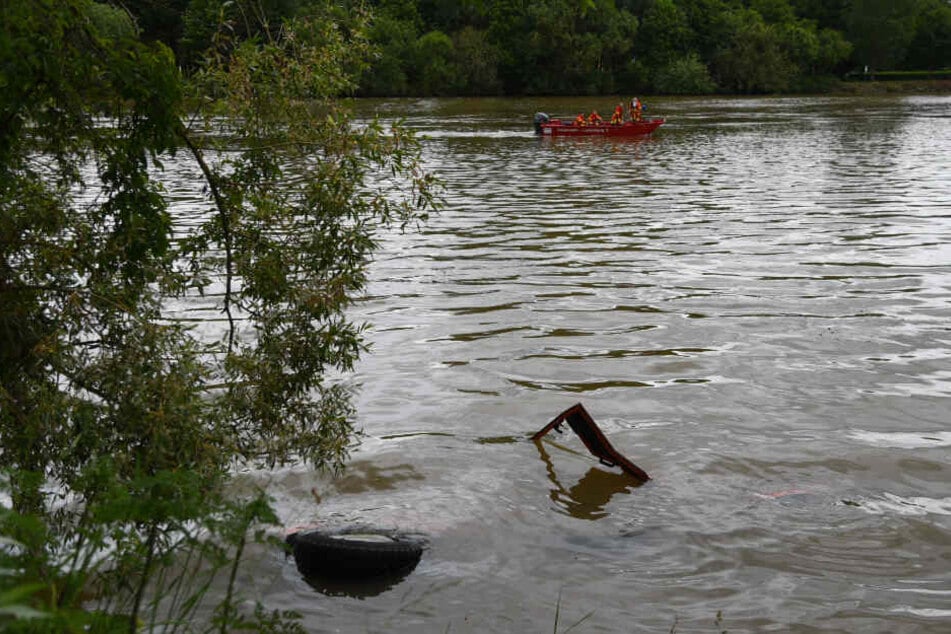 Der Rasenmäher ist komplett im Neckar versunken.
