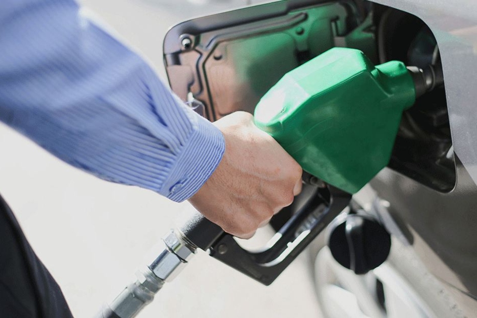 Als der Wagen streikte, schaute Aymen Halak in den Tank (Symbolbild).