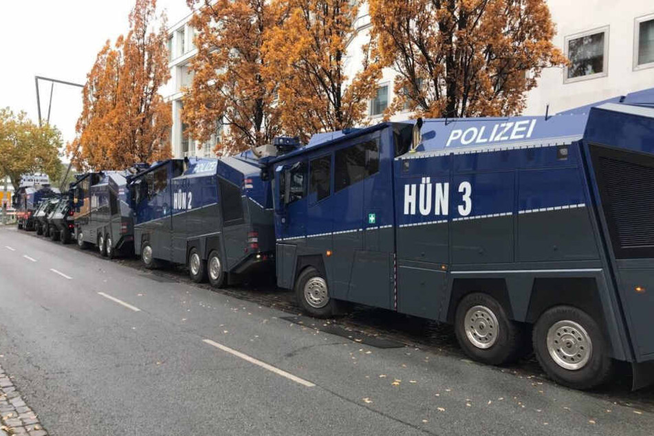 Zwei Wasserwerfer hatte die Polizei angekündigt, inzwischen wurden aber schon sechs gesichtet.