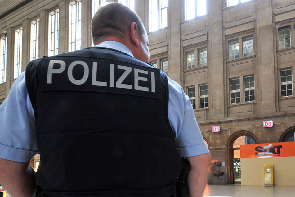 Als die Beamten den 47-Jährigen zur Dienststelle bringen wollten, riss dieser sich los und zückte ein Messer. (Symbolbild)