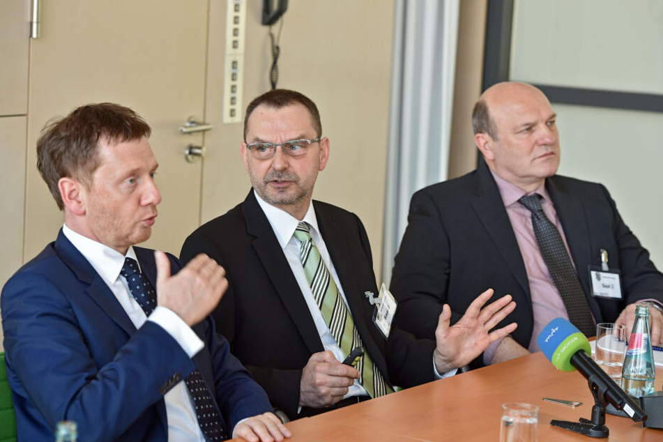 Ministerpräsident Michael Kretschmer (43, CDU, l.) im Gespräch mit den Vertretern der Bürgerinitiative Steffen Spittler (57, Mi.) und Hendrik Oltersdorf (56).