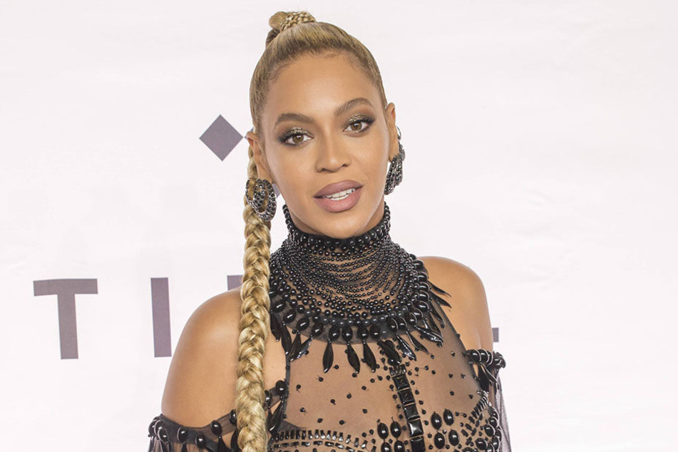 Beyoncé vor ihrem Auftritt: Da war der Ohrring noch dran.