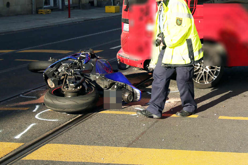 Der Transporter wollte wenden und übersah den Motorradfahrer, der offenbar aber viel zu schnell unterwegs war.