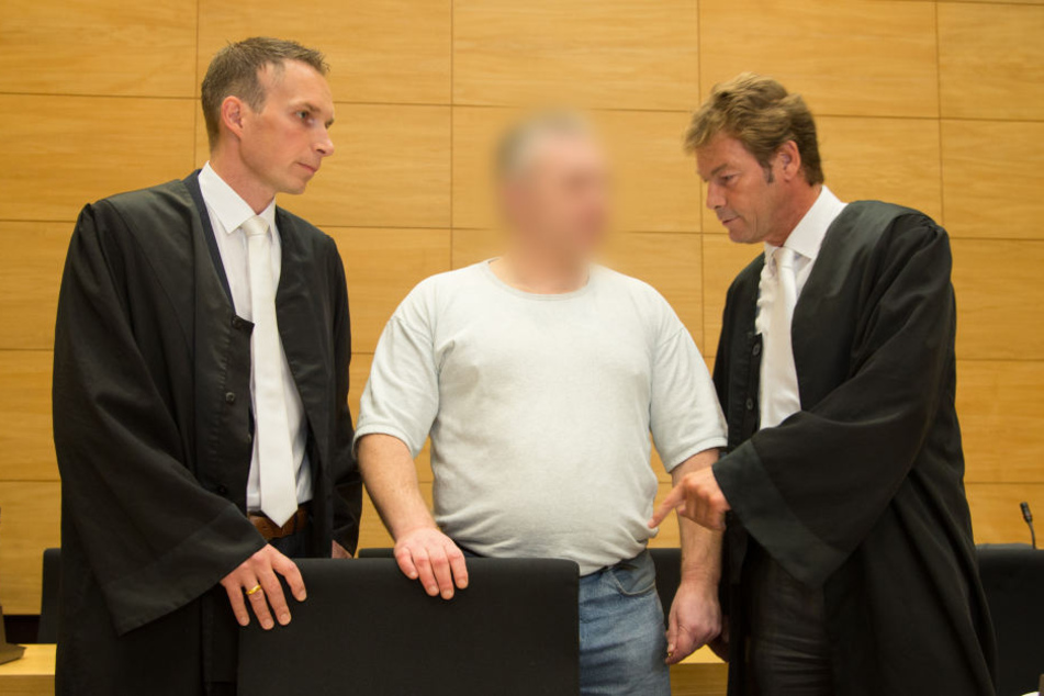 Die Verteidiger Timo Scharrmann (links) und Martin Rother (rechts) stehen am 1. September 2016 im Landgericht in Bielefeld (Nordrhein-Westfalen) neben dem Angeklagten Robert D..