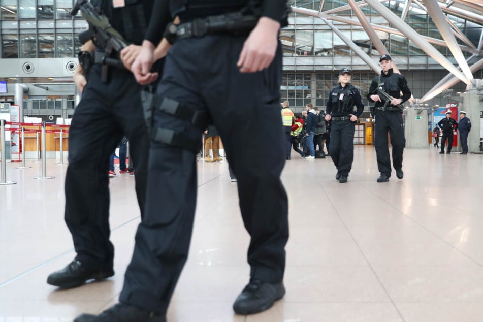 Die Bundespolizei schnappte den mann am Flughafen, doch ließ ihn später wieder frei. (Symbolbild).