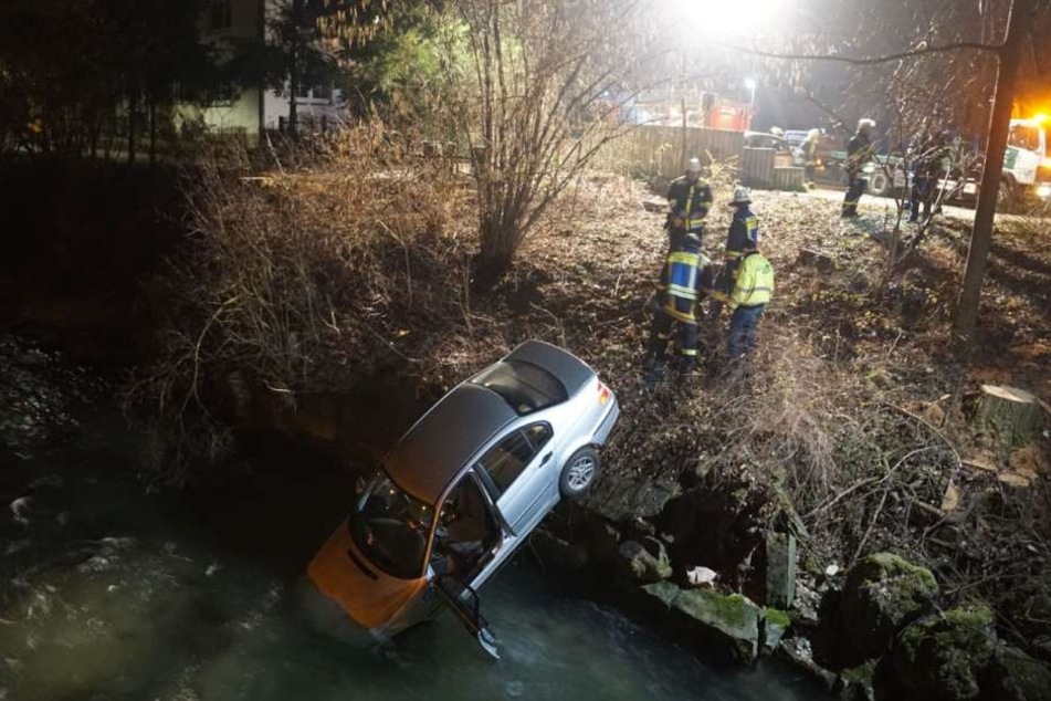Da er die Gänge verwechselte, landete er vier Meter tief im Bach.