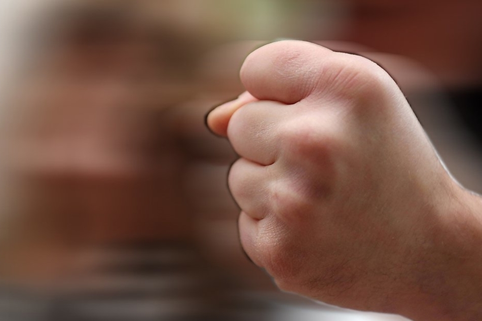 Einer der Täter hat auf den 27-Jährigen eingeschlagen und ihn später auch getreten.