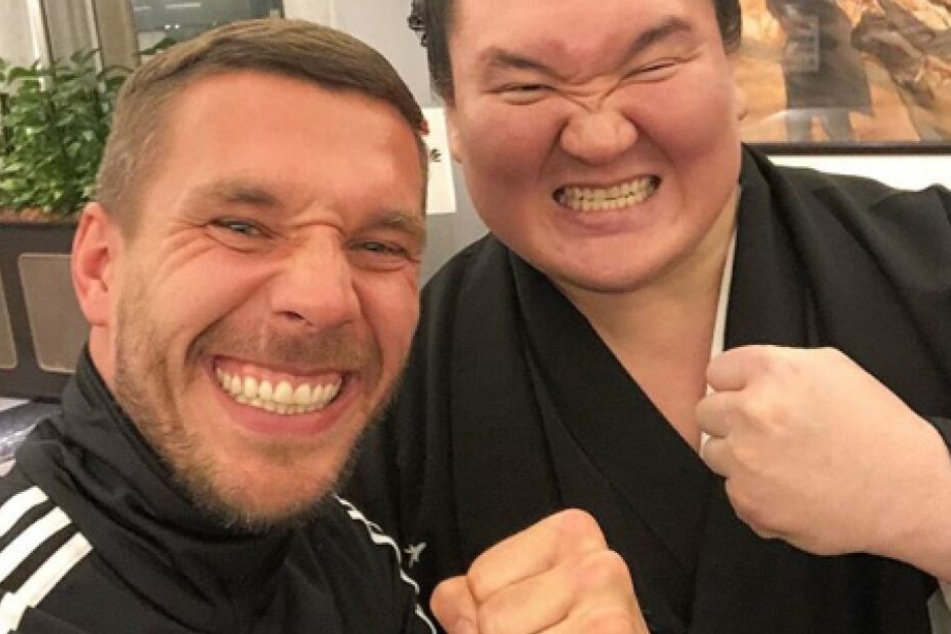 Lukas Podolski (33) mit seinem Freund und Sumo-Star Hakuho Sho (34).