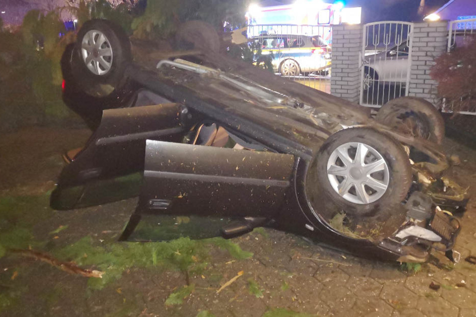 Nachdem er eine Hecke und einen Zaun beschädigte, kam der Fahrer mit seinem Auto auf dem Dach zum Stehen.