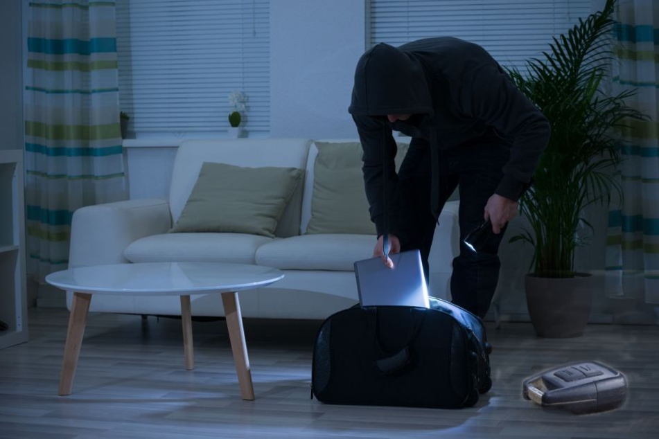 Der Einbrecher machte die Polizei ungewollt auf sich aufmerksam (Symbolbild).