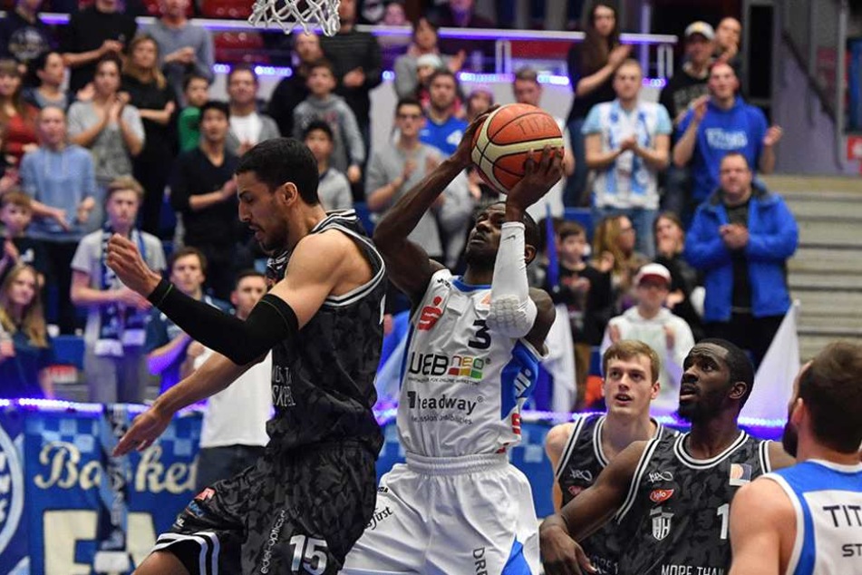 Randal Holt (3, Dresden) gegen Marc Liyanage (Hamburg).