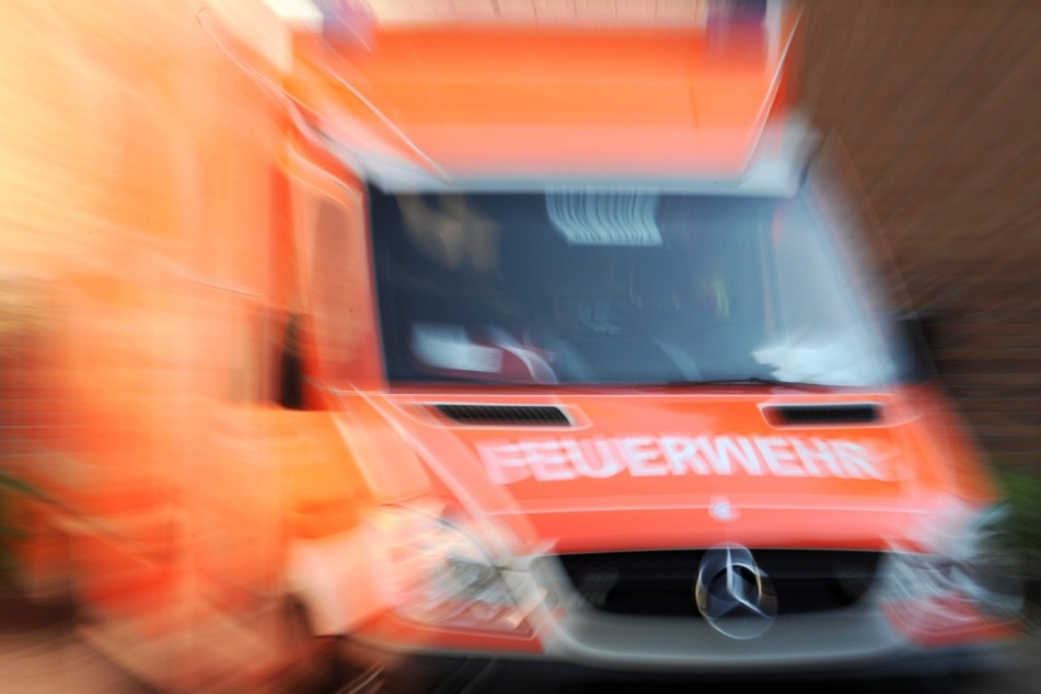 Die Feuerwehr konnte ein Übergreifen der Flammen auf das Wohnhaus verhindern.