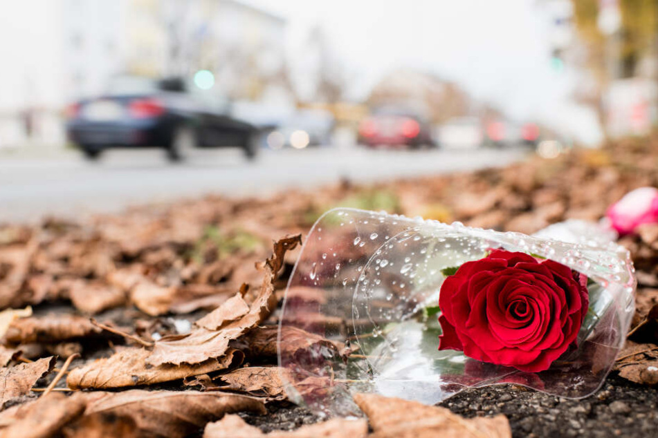 Eine Rose liegt an der Stelle, an der am Freitag ein 14-Jähriger tödlich verletzt wurde.