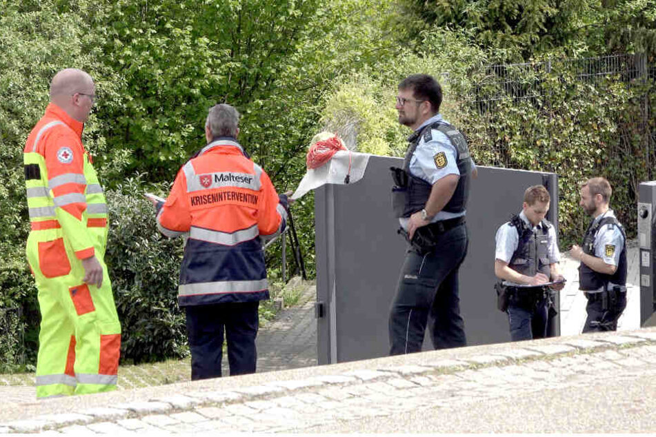 Einsatzkräfte am Samstag vor dem Wohnhaus der Familie in Tiefenbronn, in der sich vermutlich eine schreckliche Gewalttat ereignet hat.