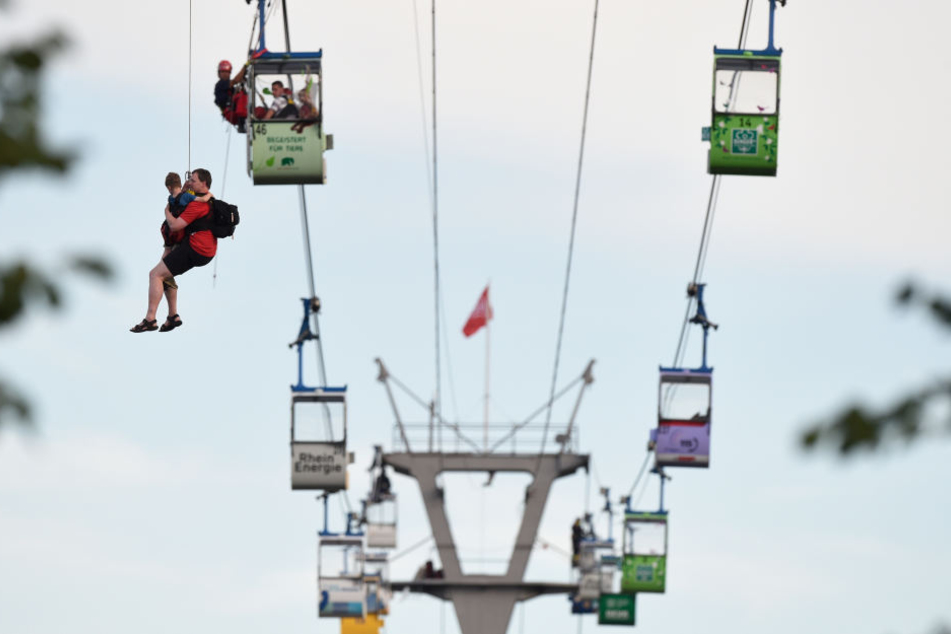 Höhenretter befreiten alle Fahrgäste aus der Seilbahn.